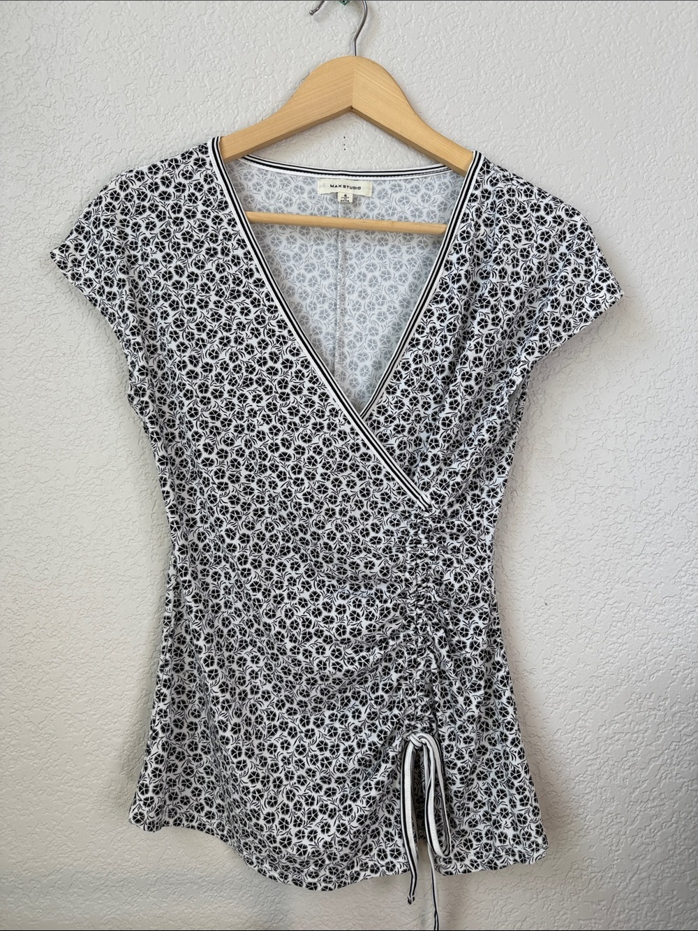 Max Studio Short Sleeve Blouse Floral V Neck Black and White size Small